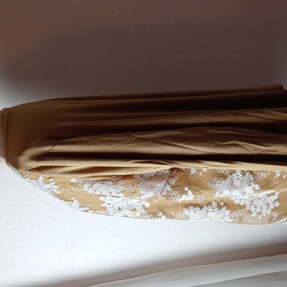 Logo Lavish Plus Size Embroidered Tunic - Picture 3 of 8